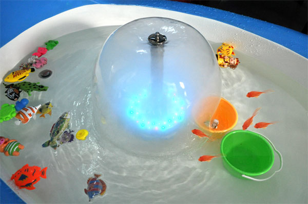 蓝鲸鱼池游戏机水中真金鱼展示